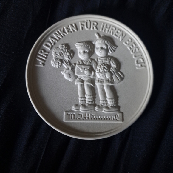VINTAGE 1985 GOEBEL FACTORY SOUVENIR 4" PORCELAIN MEDALLION- HUMMEL CHILDREN - Picture 1 of 3